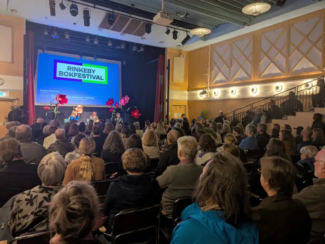 Publikum njuter av en f&ouml;rel&auml;sning p&aring; Rinkeby bokfestival.