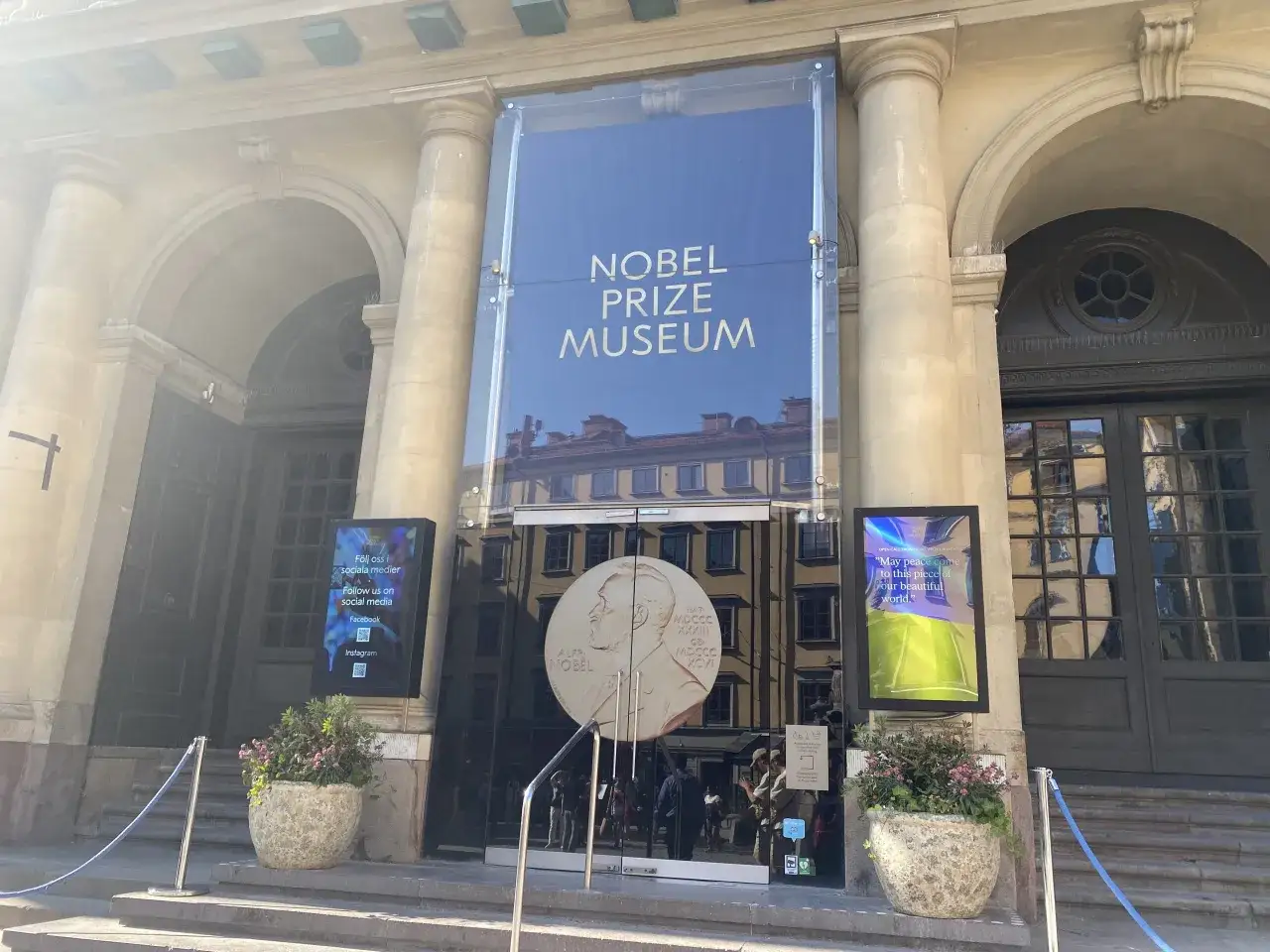 Entrén till Nobel Prize Museum i Stockholm. En stor medaljong med Alfred Nobels profil pryder glasfasaden.