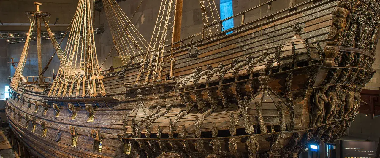 Vasa museet visar det storslagna regalskeppet Vasa, med sina detaljerade tr&auml;skulpturer och rigg.