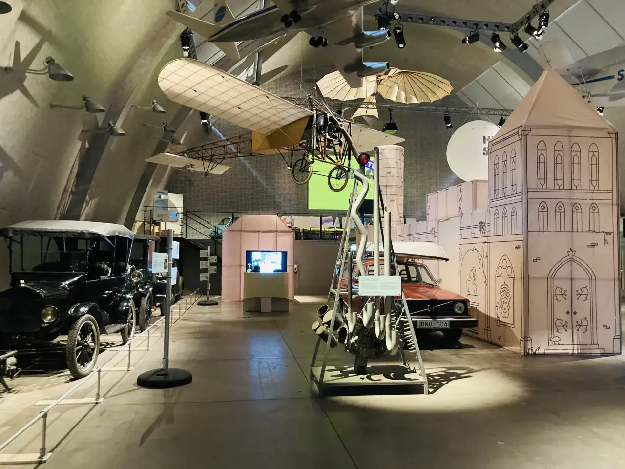 I en utställning på teknik museum Stockholm visas gamla bilar, ett flygplan och en motor.